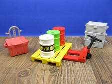 Palette F&auml;sser Kiste Koffer Hubwagen Ladegut Eisenbahn Bahnhof Playmobil G573