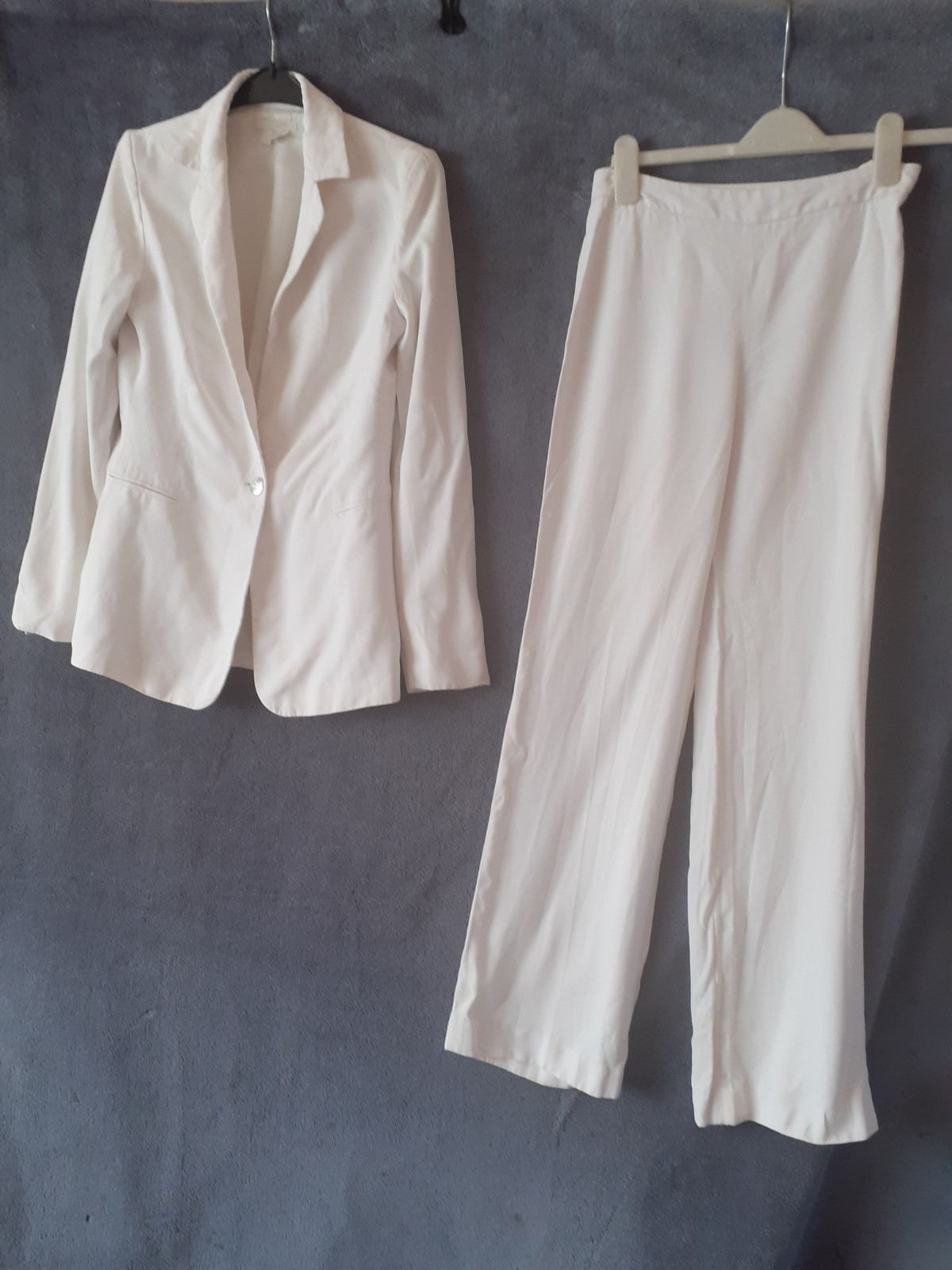 Ladies White Trouser Suit. Size 8. Straight Inside Leg 32'' 