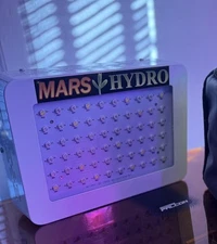 MARS HYDRO Heavy Duty LED Grow Light With Built In Fan! BRAND NEW