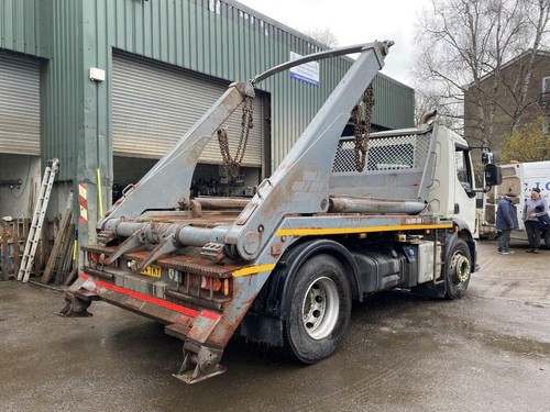 2014 Volvo FL-250 Skip Loader - Picture 4 of 19