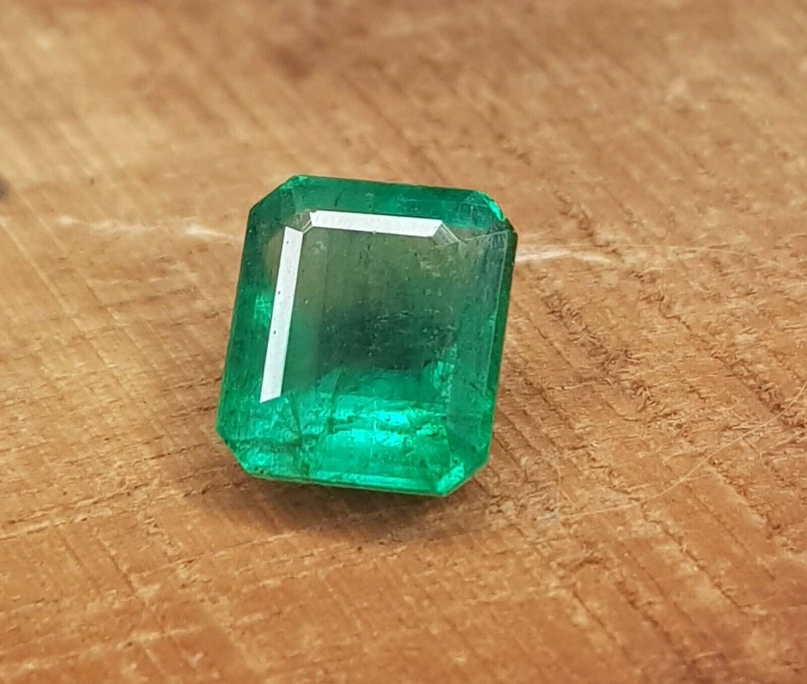 Émeraude Naturelle De Colombie Muzo 4.70 Ct - Certifiée AA+, Forme Coussin, Couleur Verte Exceptionnelle