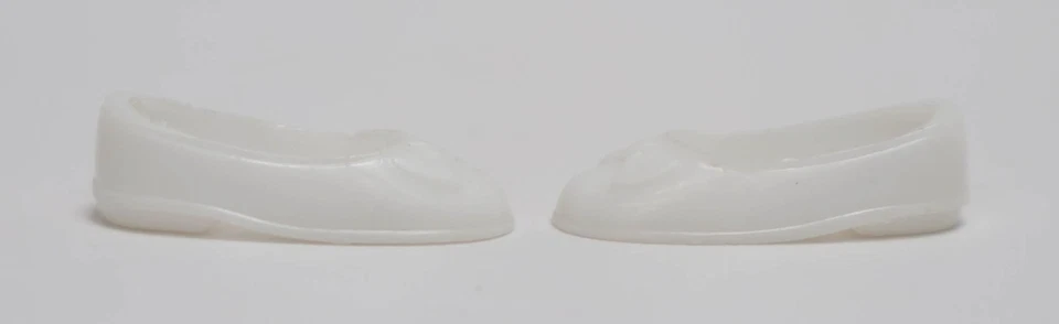 Zapatos planos vintage Tutti/Chris con arco de plástico blanco Japón Mattel Foto 2 de 4