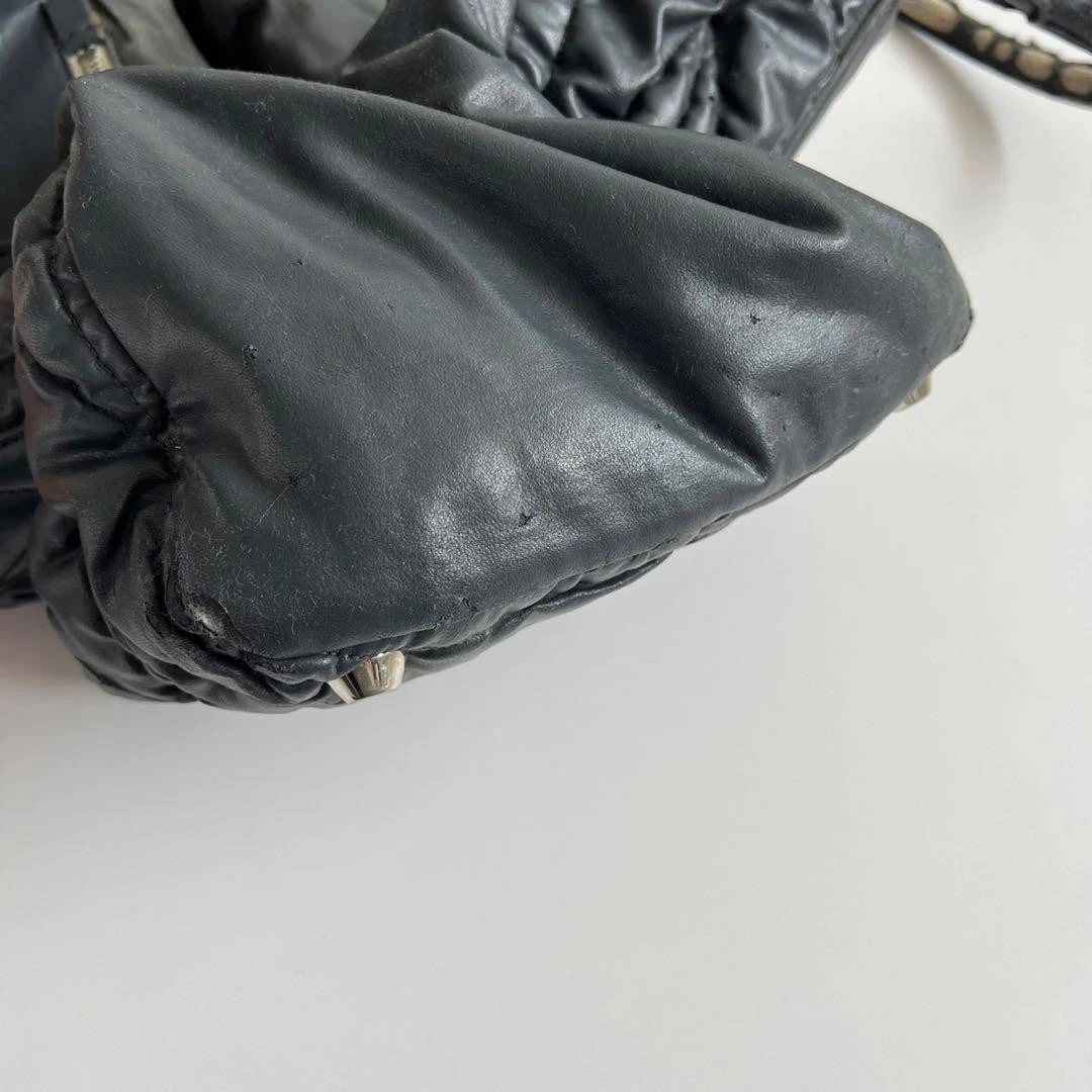 MIU MIU MATELASSE BORSA A MANO TOTE IN PELLE logo nero chiusura a scatto doppio manico