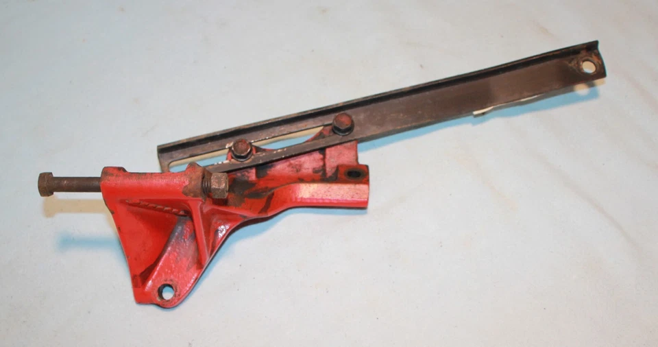 66 67 Plymouth Barracuda 6 cilindros soportes alternador Foto 3 de 4