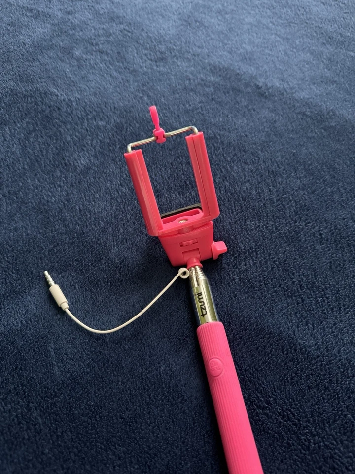 Universal Tzumi Mobile Expandible Cableado Selfie Stick, Android y antiguo iOS Negro Foto 2 de 4