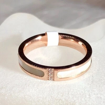 Modischer Ring in Gold-Color mit weißen Perlmutt Inlays und Zirkonia Steinen - Bild 1 von 4