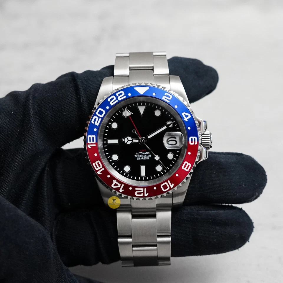 Сделанные на заказ 40 мм красные синие часы в дайверском стиле GMT с механизмом NH34 - Изображение 2 из 4