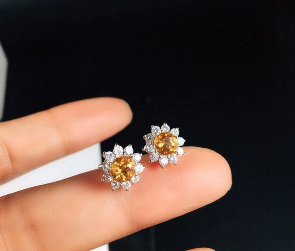 Aretes redondos para mujer con flor de citrino creados en laboratorio de 2 quilates enchapados en oro blanco de 14 quilates Foto 3 de 4