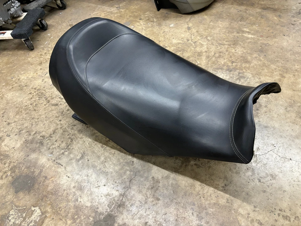 Asiento negro Adrenaline 550F Ski-doo REV MXZ 500ss Sport GSX Mach Z 2003-2007 BONITO Foto 2 de 4