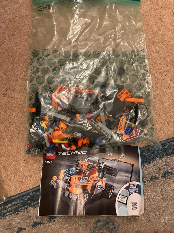 LEGO Technic 42104 Race Truck, photo 2 of 2
