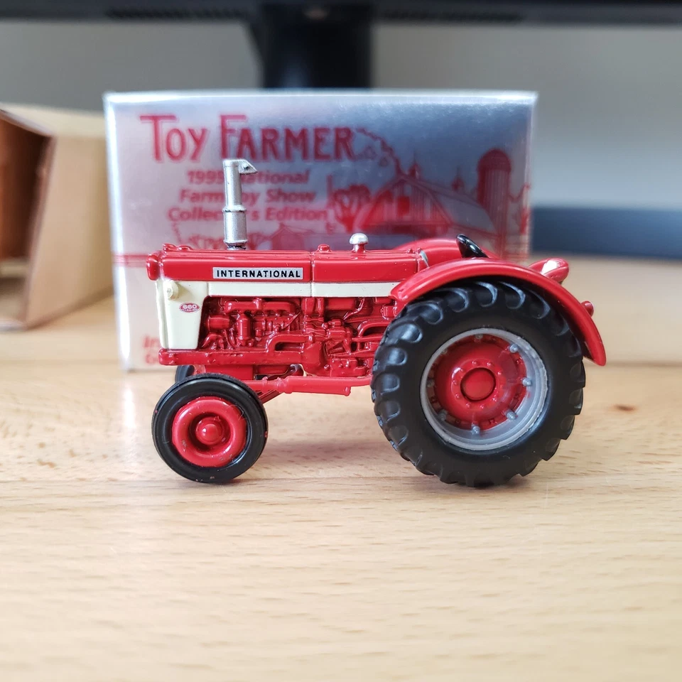 Ertl Toy Farmer International 660 Tractor 1999 National Farm Toy Show 1:64 - Image 3 of 4
