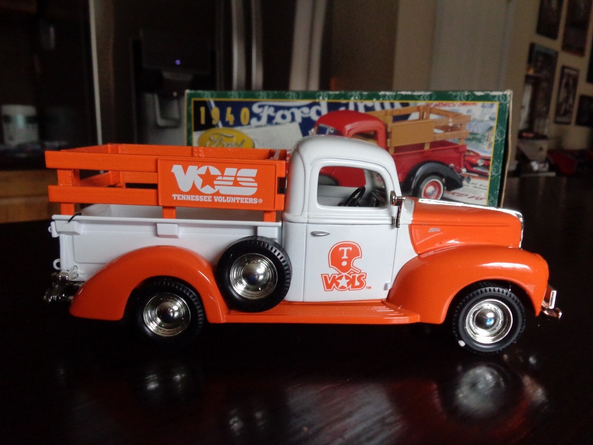 1940 FORD PICKUP TRUCK STAKEBED UT TENNESSEE VOLS LTD ED ERTL