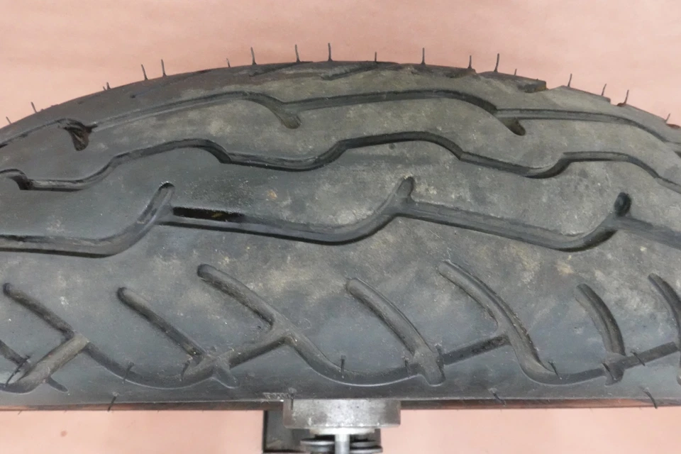 Передний обод колеса шины 1999-2006 Harley Davidson Road King FLHRCI 130/90-16 - Изображение 2 из 4