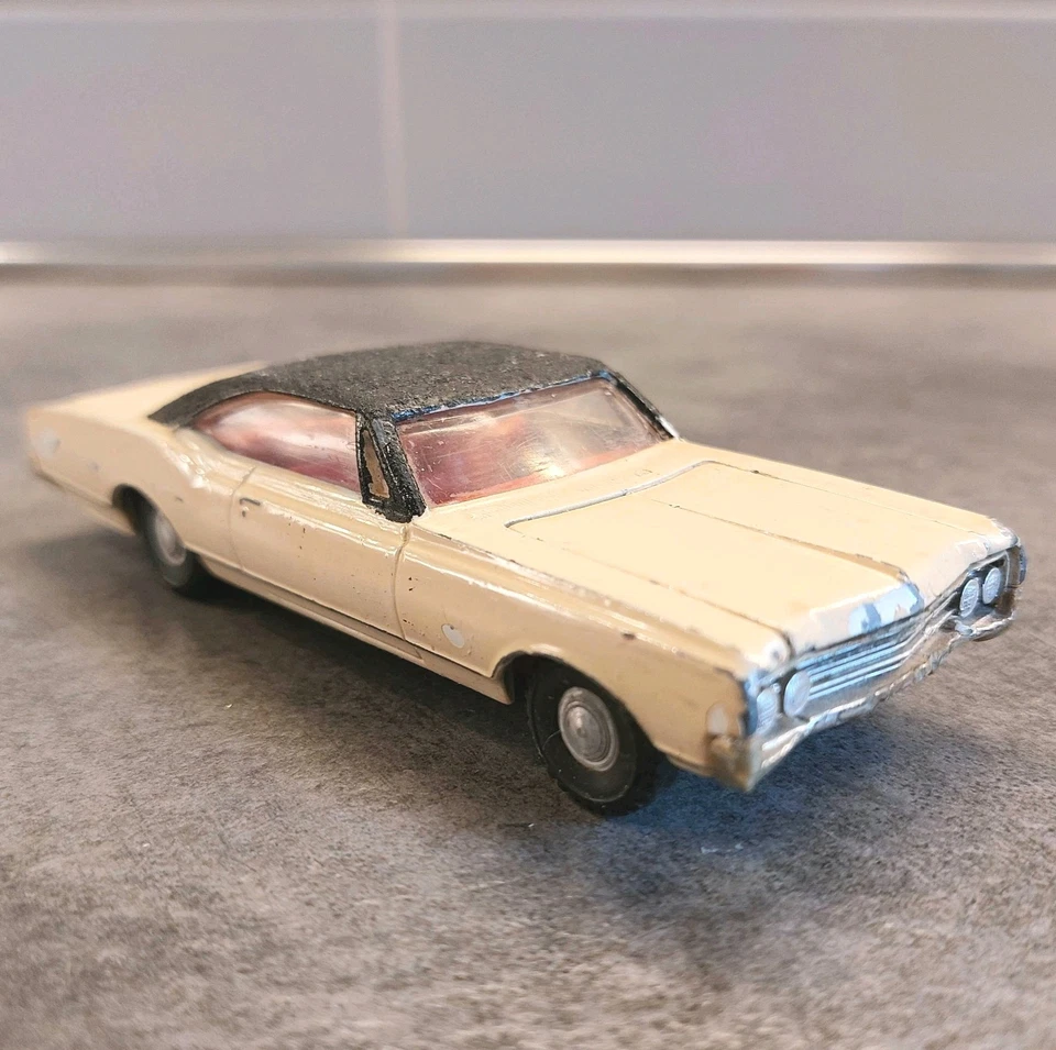 DINKY TOYS GB OLDSMOBILE DYNAMIC 88 Made in Hong Kong 1965 57/004 Scala 1:42 - Immagine 2 di 4