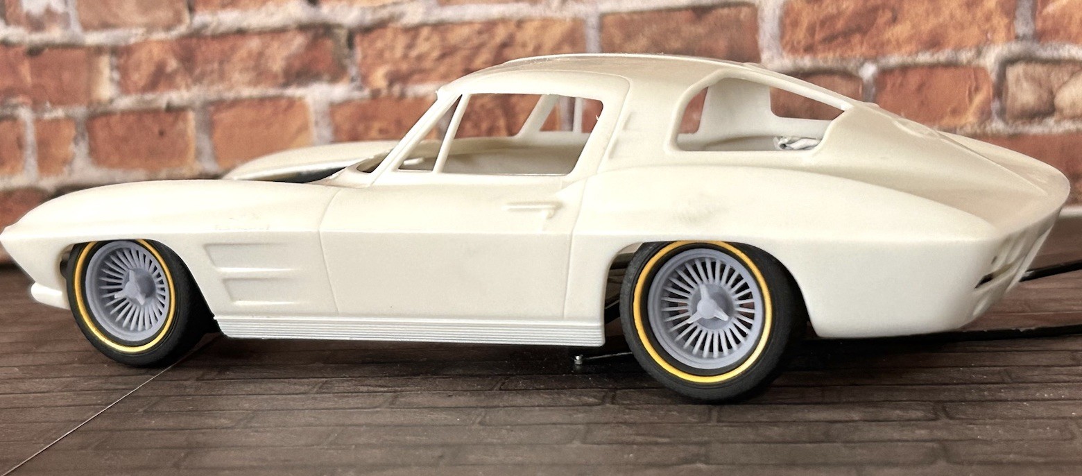 1/24 Scale: 15-inch Resin Custom “1965 Corvette” wheels W/ Gold Line Tires