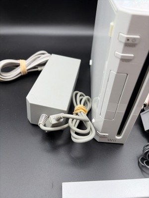 Nintendo Wii GameCube compatible model RVL-001 bundle w/ Super
