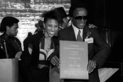Nona Hendryx presents an award to Hank Ballard 1992 R & B Foundati- Old Photo 3