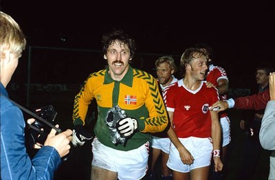 1981 Oslo W/C Qualifying Match Norway v England Norwegian goalkeep- Old Photo