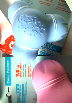 ZOGOFLEX Futterspielzeug Hundespielzeug Westpaw Tux rosa hellblau mint GrL WP021