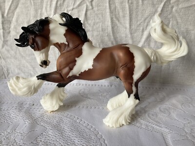 Beautiful Breyer Horse Gypsy Vanner Paint #1497 in Excellent Pre-owned Condition