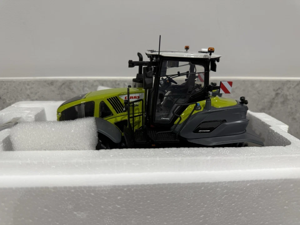 Universal Hobbies - Claas Axion 960 Terra Trac MY24 - 02674710 - 1:32 - Mint/New - Image 3 of 4