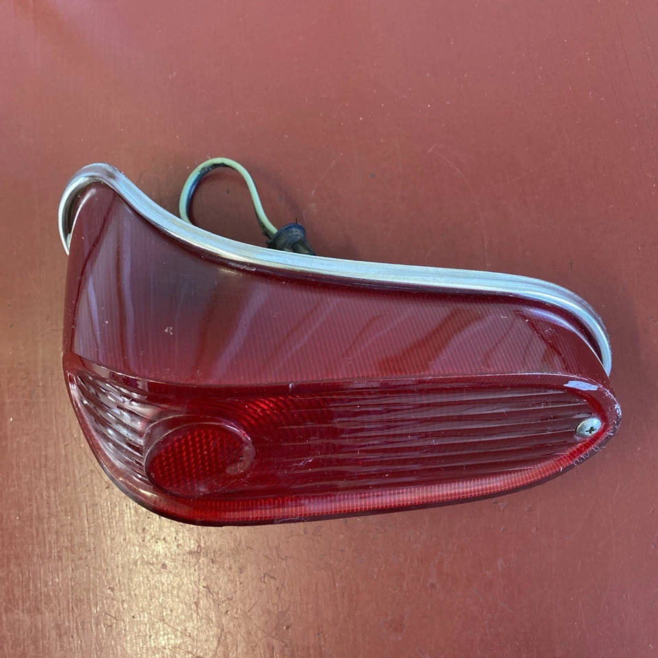 Luz trasera Studebaker Lark 1960 original STT-SP Foto 3 de 4