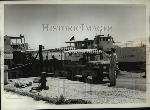 1964 Press Photo Washington Island Sightseers ride the Cherry Trian - mja26509