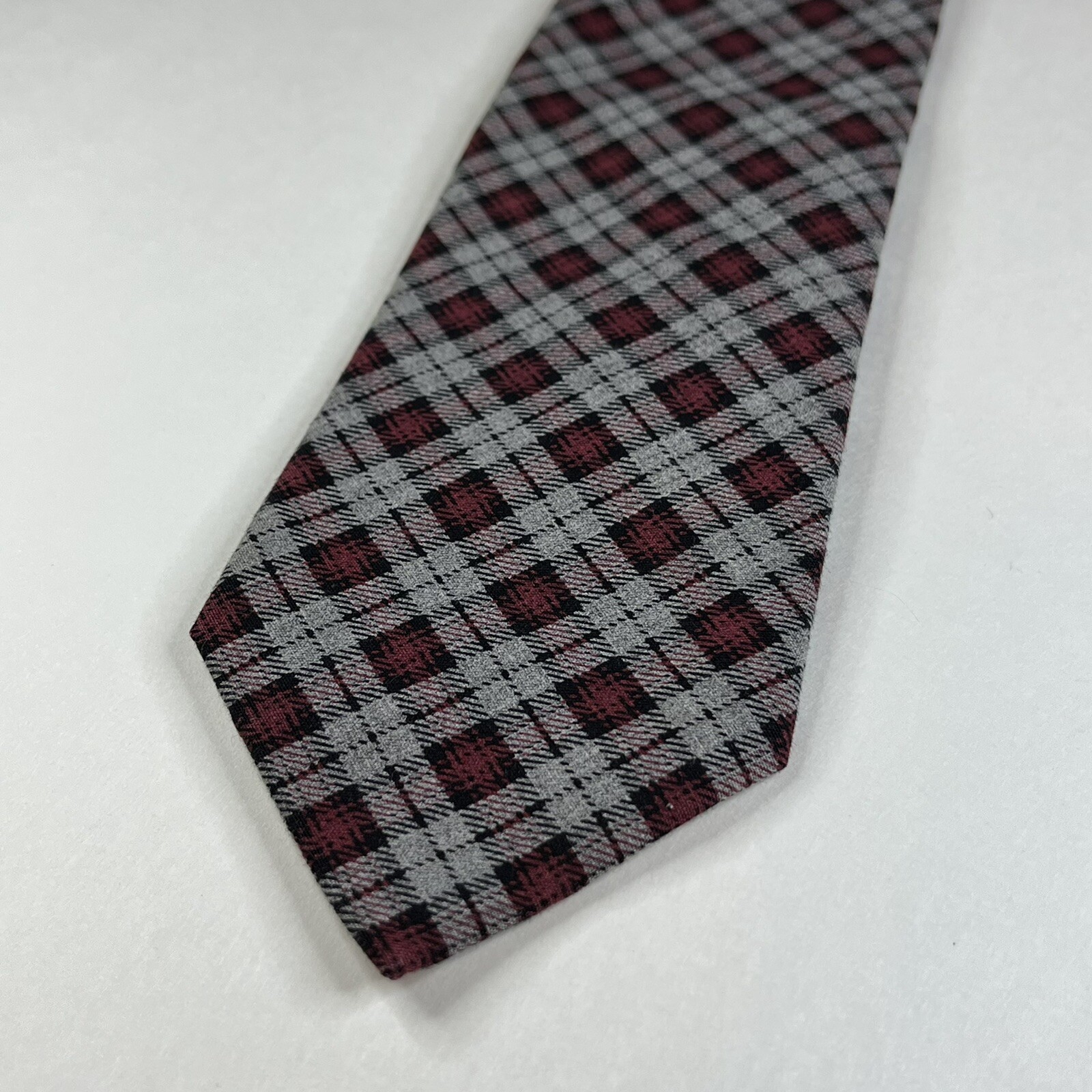 Croft & Barrow Men’s Neckwear Necktie Tie Red Gray 59”x2.75” Great Condition