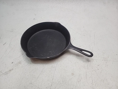 8 INCH 704L LARGE LOGO GRISWOLD CAST IRON SKILLET CAMPING COOKING PAN