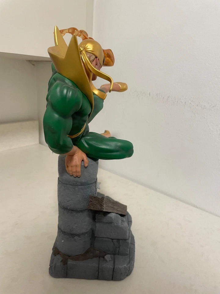 Estatua de porcelana fundida en frío puño de hierro marvel hermanos kuchar Foto 2 de 4