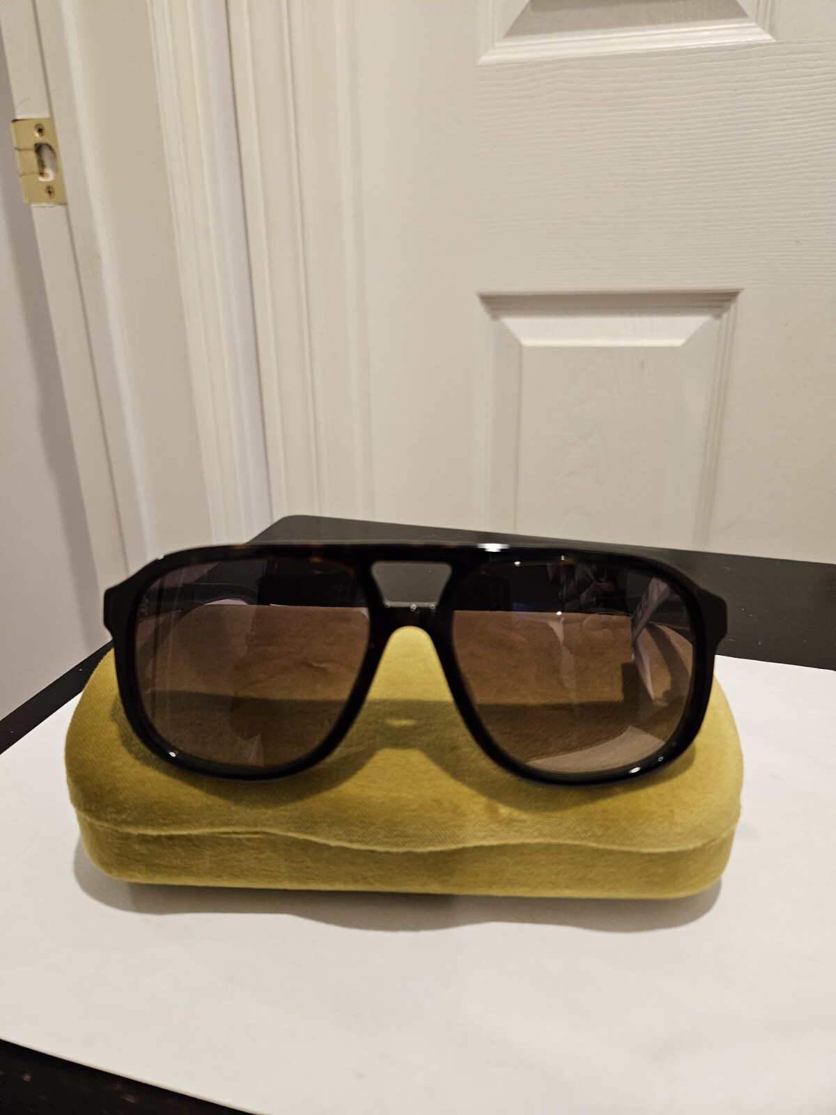 GUCCI Unisex Aviator Sunglasses with Gold Logo - Stylish & Chic image 4