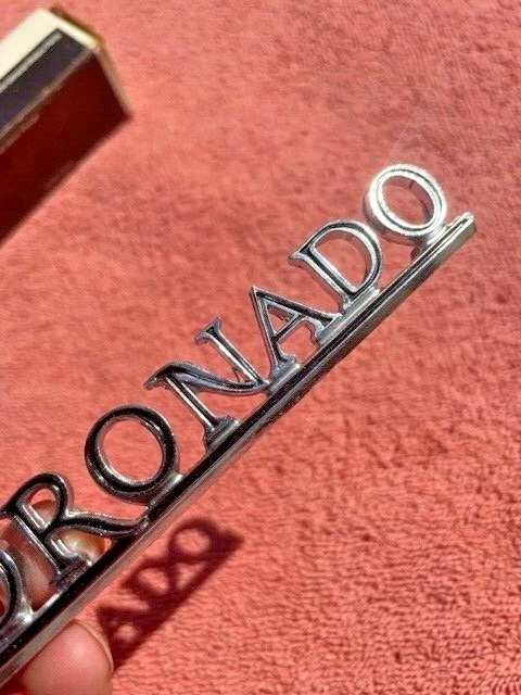 Oldsmobile "Toronado" 1972 nuevo en stock tapa trasera emblema escritura placa de identificación #9605820 Foto 4 de 4