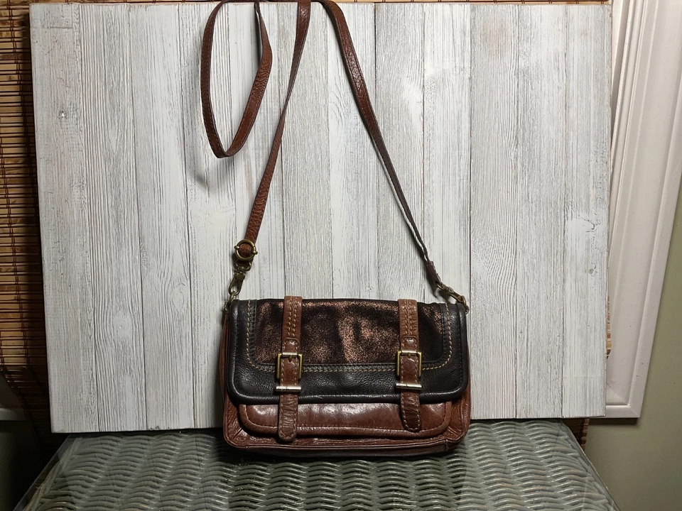 Bolso Bandolera The Sak Cuero Esmaltado Color Cobre Marrón Hebilla Borde Usado en Excelente Condición Foto 2 de 4