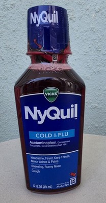 Eine Flasche Wick Ny Quil cold & Flu Nyquil gegen Erkältung für die Nacht 