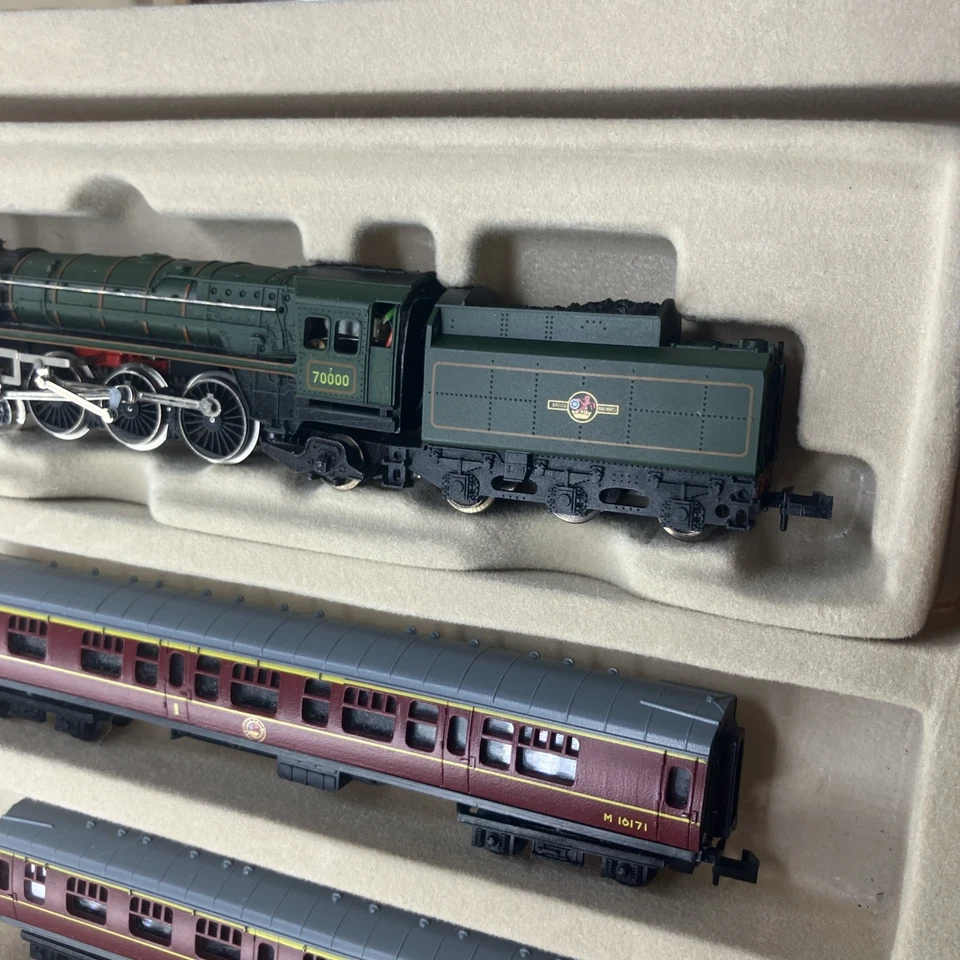 Model Power N Scale BRITANNIA 4-6-2 Steam Locomotive Rare HTF & 5 Passenger Car - Image 4 of 4
