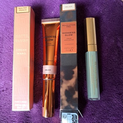 Revolution CreamWand Sultry Peach 15ml Goddess Glow Ablaze 15ml & Green Corrector