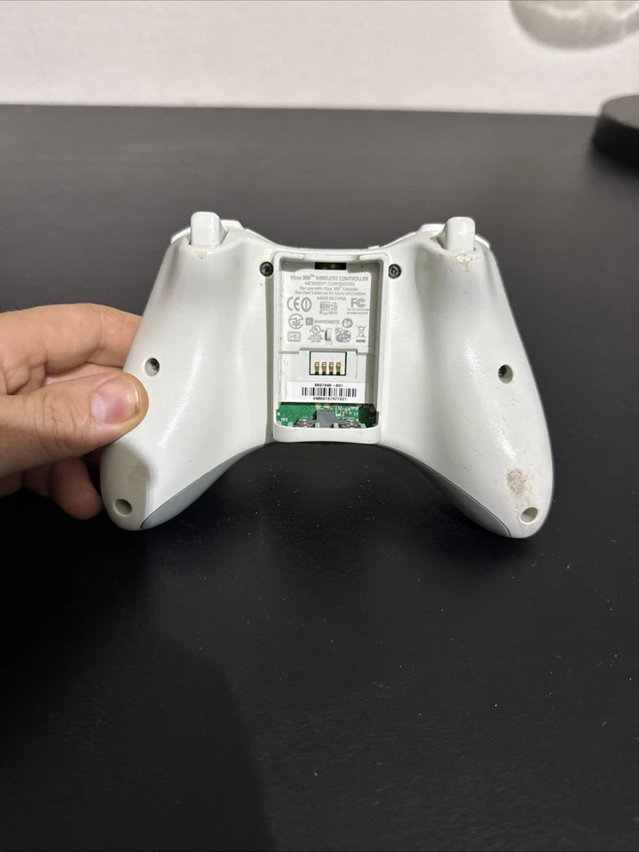 Genuine OEM White Microsoft Xbox 360 Wireless Controller No Bat. Cover PartsOnly - Image 2 of 4