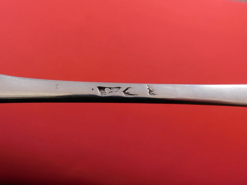 Tenedor de servir inglés de plata esterlina con león grabado 10 1/2" Londres años 1700 Foto 2 de 2