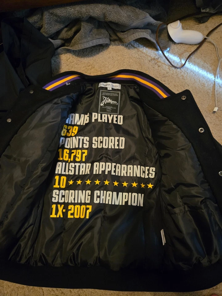 Jaqueta Headgear Classics LA Lakers Kobe Bryant Legends Never Die Blk Varsity - Pequeno - Imagem 2 de 3