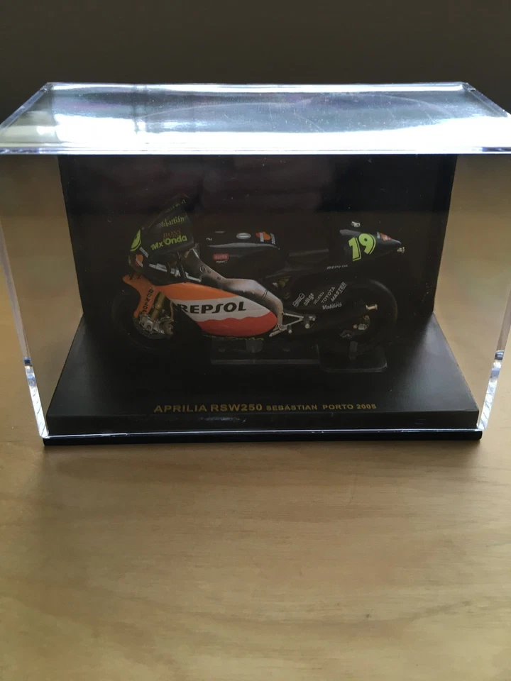 IXO MODELS VINTAGE APRILIA RSW250 MOTORCYCLE SEBASTIAN PORTO 2005 - Image 2 of 4