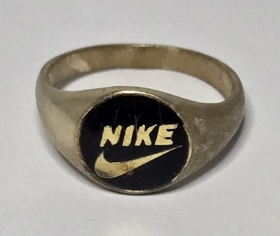 Nike 10K Gold Siegelring mit flachem ovalem Gesicht kultiges Nike ''SWOOSH'' Logo Größe 5,5