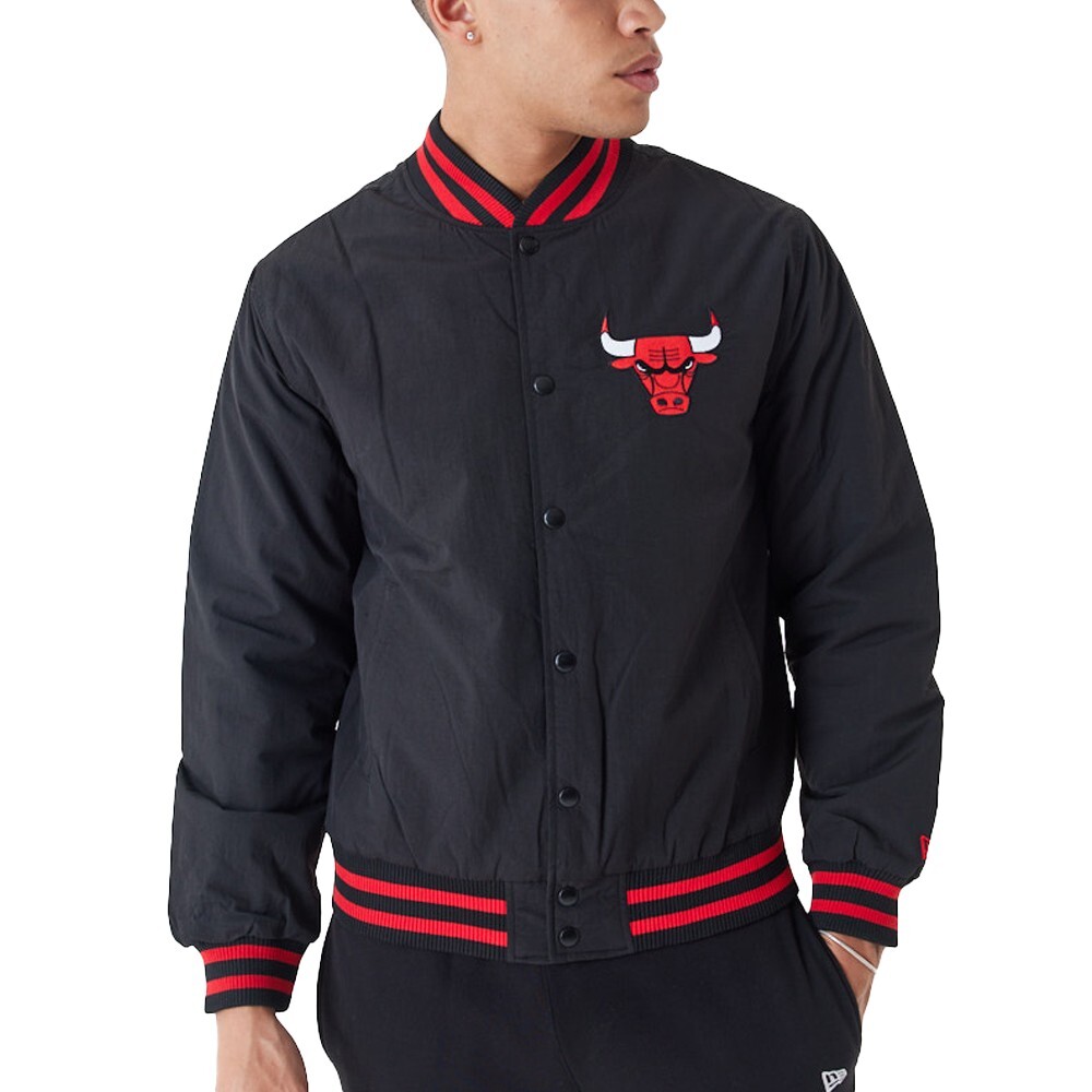 Куртка-бомбер New Era College - НА СПИНКЕ Chicago Bulls 14590₽
