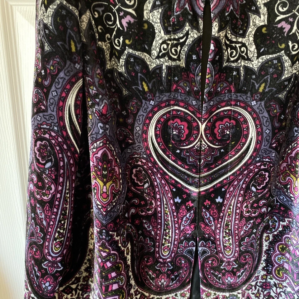 Chaqueta tapiz vintage Laura Ashley púrpura cachemira pequeña gancho y ojo abertura laterales Foto 3 de 4