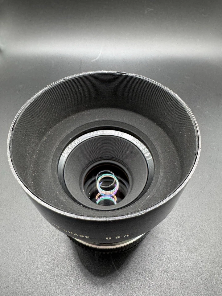 Lente de cámara de enfoque manual Nikon Nikkor 50 mm F2 vintage con capucha ¡Excelente estado! Foto 2 de 4