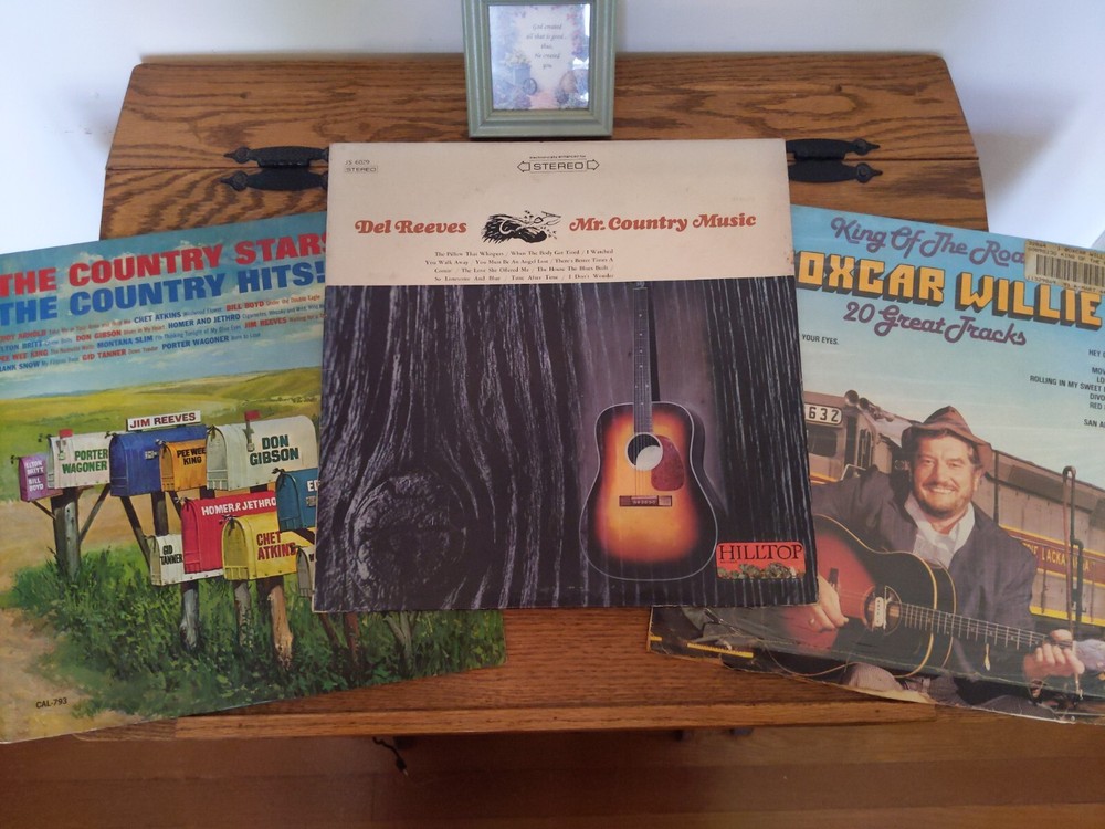 3 Vintage Country Vinyl LPs - Boxcar Willie, Del Reeves & More