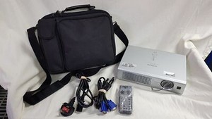 Hitachi cp-rx60 VGA LCD Projektor mit Fernbedienung, Kabel, Koffer, 255 Lampenstunden