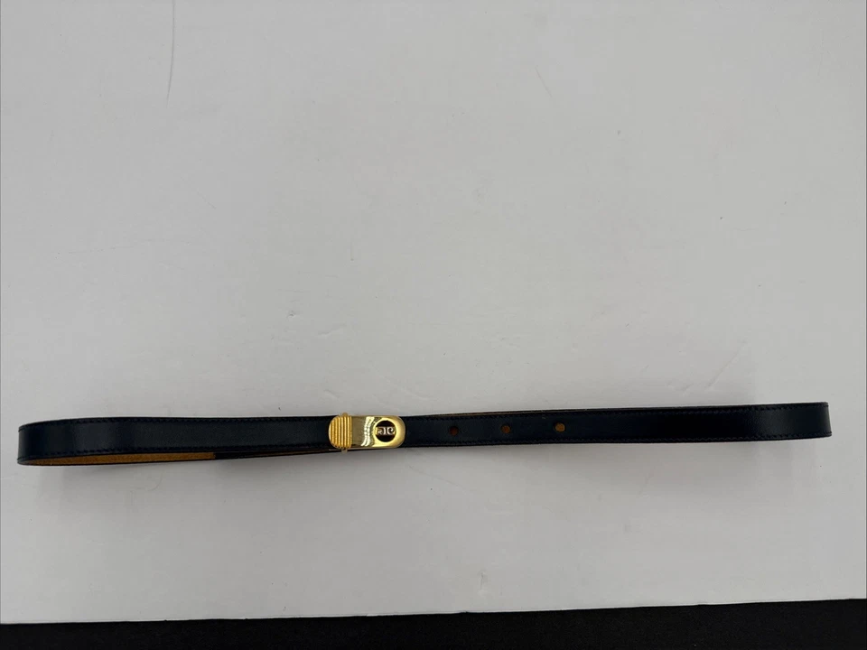 Винтажный узкий кожаный ремень черный с золотым логотипом и пряжкой талия 27–30 дюймов - Изображение 3 из 4