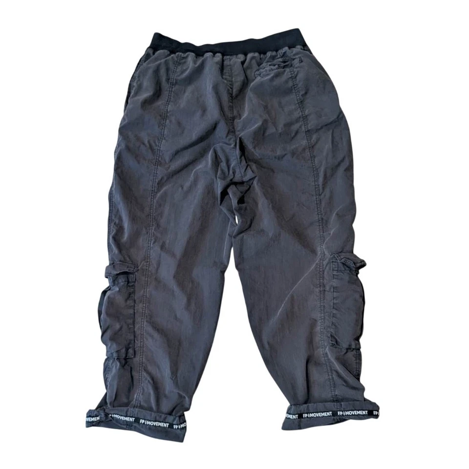 Pantalones cargo Free People Movement grandes gris carbón  Foto 3 de 4