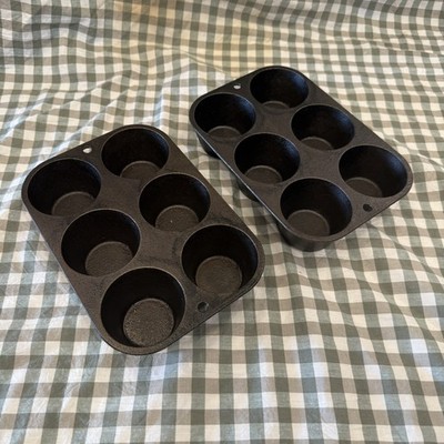 Vintage Lodge 5P2 Cast Iron 6 Cup Muffin Pan 8'' x 5.25'' Set of 2 Seasoned