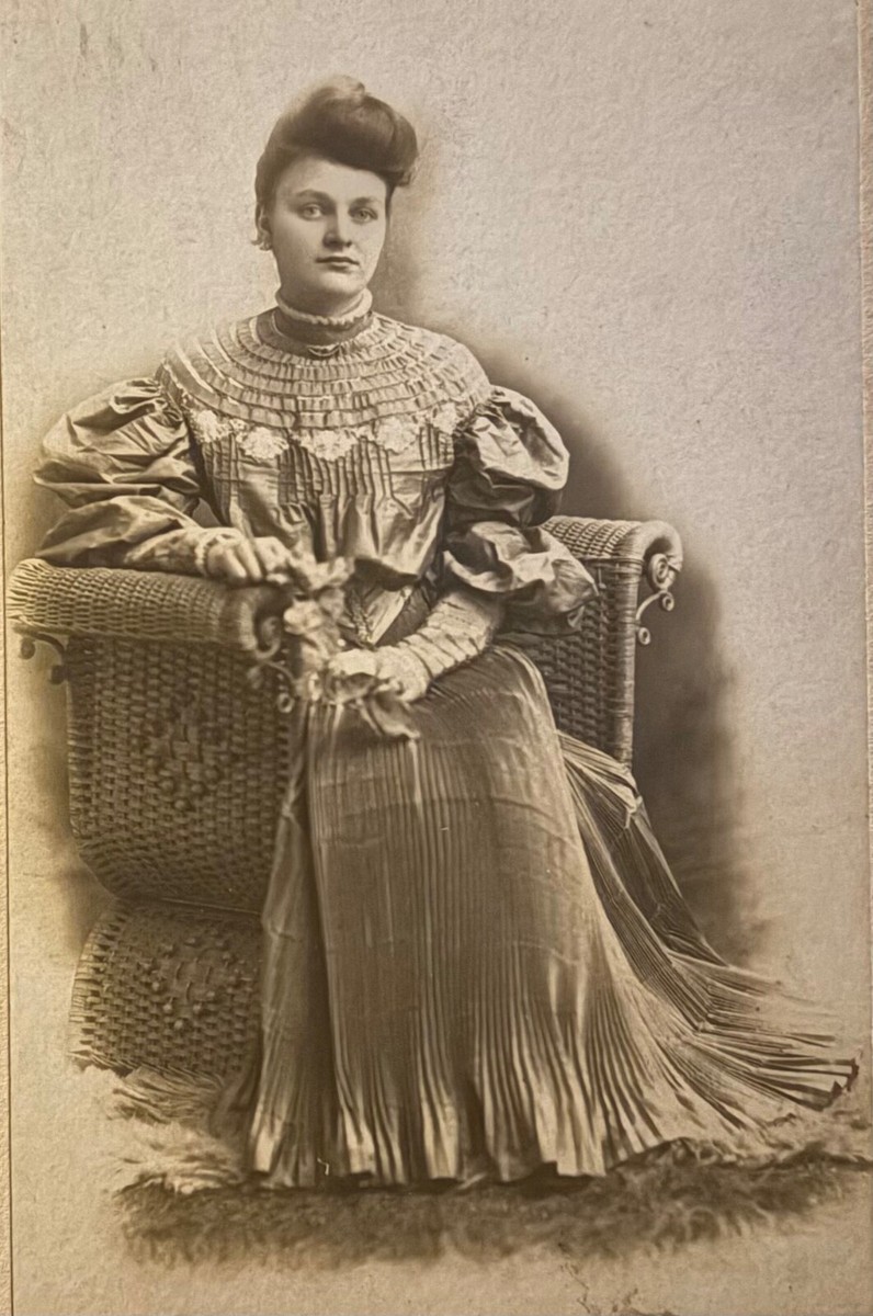 Beautiful Woman~Pleated Dress Puffed Sleeves Lace~1880's Victorian